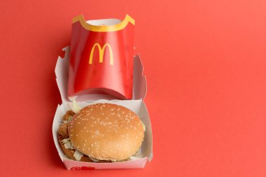 Londra, Birleşik Krallık, 12 Kasım 2024: - McDonalds Sebze Delüks ve Büyük Kızartma manzarası,