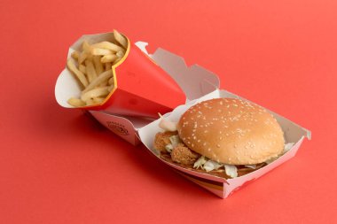 Londra, Birleşik Krallık, 12 Kasım 2024: - McDonalds Sebze Delüks ve Büyük Kızartma manzarası,