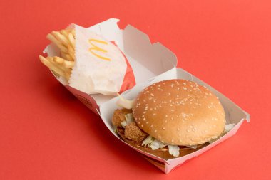 Londra, Birleşik Krallık, 12 Kasım 2024: - McDonalds Sebze Delüks ve Küçük Kızartma manzarası,