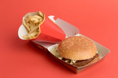 Londra, Birleşik Krallık, 12 Kasım 2024: - McDonalds McPlant ve Medium Fries 'ın görüntüsü,