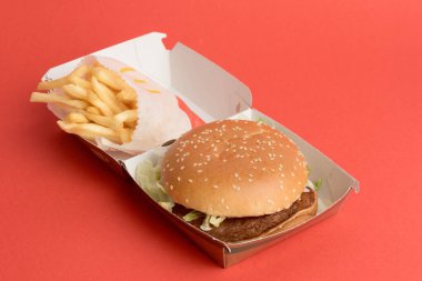 Londra, Birleşik Krallık, 12 Kasım 2024: - McDonalds McPlant ve Small Fries manzarası,