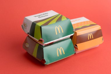 Londra, Birleşik Krallık, 12 Kasım 2024: - McDonalds McPlant, Sebze Deluxe ve Big Mac manzarası,