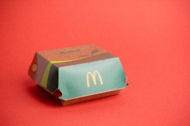 Londra, Birleşik Krallık, 12 Kasım 2024: - McDonalds McPlant Kutusu manzarası,