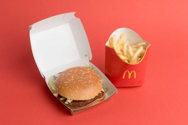 Londra, Birleşik Krallık, 12 Kasım 2024: - McDonalds McPlant ve Medium Fries manzarası,