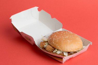Londra, Birleşik Krallık, 12 Kasım 2024: - Kırmızı arka planda McDonalds Sebze Delüks Burger manzarası