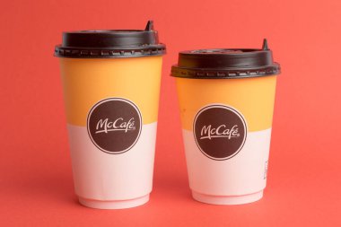 Londra, Birleşik Krallık, 12 Kasım 2024: - McDonalds McCafe 'nin orta ve büyük bardaklarının görüntüsü,