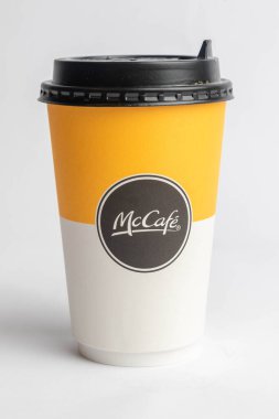 Londra, Birleşik Krallık, 12 Kasım 2024: - McDonalds McCafe Large Kupası manzarası, beyaz arka planda