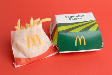 Londra, Birleşik Krallık, 12 Kasım 2024: - McDonalds Sebze Delüks ve Küçük Kızartma manzarası,
