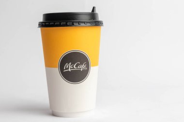 Londra, Birleşik Krallık, 12 Kasım 2024: - McDonalds McCafe Large Kupası manzarası, beyaz arka planda