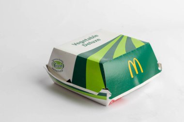 Londra, Birleşik Krallık, 12 Kasım 2024: - McDonalds Sebze Delüks manzarası, beyaz arka plan