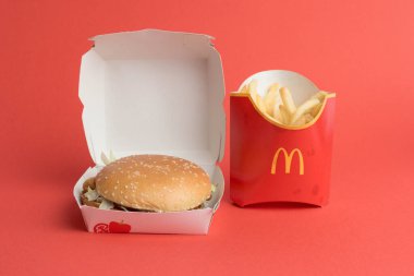 Londra, Birleşik Krallık, 12 Kasım 2024: - McDonalds Sebze Delüks ve Orta boy Kızartma manzarası,