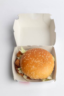 Londra, Birleşik Krallık, 12 Kasım 2024: - McDonalds Sebze Delüks manzarası, beyaz arka plan