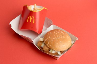 Londra, Birleşik Krallık, 12 Kasım 2024: - McDonalds Sebze Delüks ve Orta boy Kızartma manzarası,