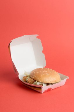 Londra, Birleşik Krallık, 12 Kasım 2024: - Kırmızı arka planda McDonalds Sebze Delüks Burger manzarası