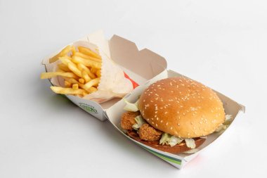 Londra, Birleşik Krallık, 12 Kasım 2024: - McDonalds Sebze Delüks ve Küçük Kızartma manzarası, beyaz arka planda