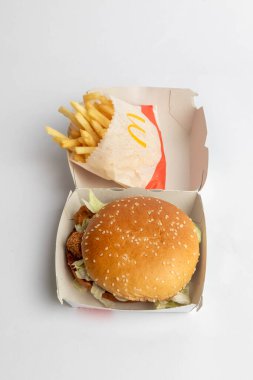 Londra, Birleşik Krallık, 12 Kasım 2024: - McDonalds Sebze Delüks ve Küçük Kızartma manzarası, beyaz arka planda