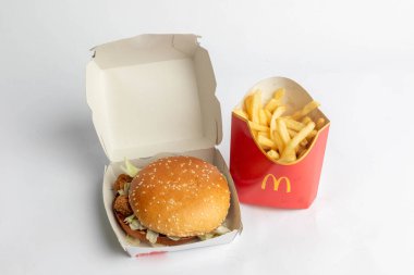 Londra, Birleşik Krallık, 12 Kasım 2024: - McDonalds Sebze Delüks ve Orta Yol Fries manzarası, beyaz arka planda