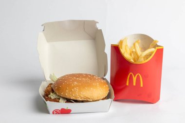 Londra, Birleşik Krallık, 12 Kasım 2024: - McDonalds Sebze Delüks ve Orta Yol Fries manzarası, beyaz arka planda