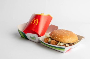 Londra, Birleşik Krallık, 12 Kasım 2024: - McDonalds Sebze Delüks ve Orta Yol Fries manzarası, beyaz arka planda