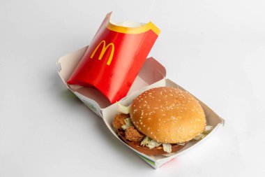 Londra, Birleşik Krallık, 12 Kasım 2024: - McDonalds Sebze Delüks ve Büyük Kızartma manzarası, beyaz arka planda