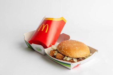 Londra, Birleşik Krallık, 12 Kasım 2024: - McDonalds Sebze Delüks ve Büyük Kızartma manzarası, beyaz arka planda