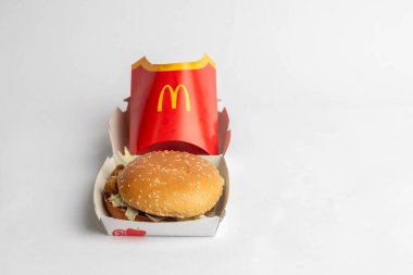 Londra, Birleşik Krallık, 12 Kasım 2024: - McDonalds Sebze Delüks ve Büyük Kızartma manzarası, beyaz arka planda
