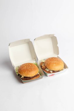 Londra, Birleşik Krallık, 12 Kasım 2024: - McDonalds Sebze Delüks ve McPlant manzarası, beyaz arka planda