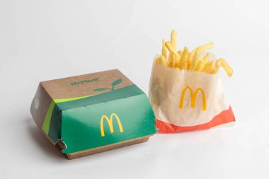 Londra, Birleşik Krallık, 12 Kasım 2024: McDonalds McPlant ve Small Fries manzarası, beyaz arka planda