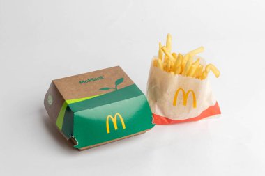 Londra, Birleşik Krallık, 12 Kasım 2024: McDonalds McPlant ve Small Fries manzarası, beyaz arka planda