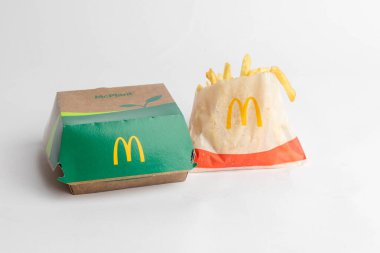 Londra, Birleşik Krallık, 12 Kasım 2024: McDonalds McPlant ve Small Fries manzarası, beyaz arka planda