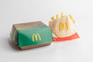 Londra, Birleşik Krallık, 12 Kasım 2024: McDonalds McPlant ve Small Fries manzarası, beyaz arka planda