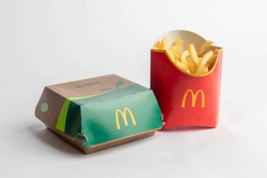 Londra, Birleşik Krallık, 12 Kasım 2024: - McDonalds McPlant ve Medium Fries manzarası, beyaz arka planda