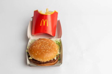 Londra, Birleşik Krallık, 12 Kasım 2024: - McDonalds McPlant ve Medium Fries manzarası, beyaz arka planda