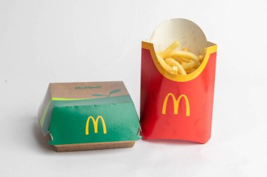 Londra, Birleşik Krallık, 12 Kasım 2024: - McDonalds McPlant ve Büyük Patates manzarası, beyaz arka planda