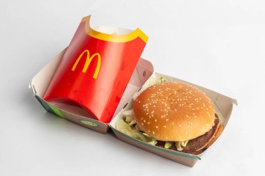 Londra, Birleşik Krallık, 12 Kasım 2024: - McDonalds McPlant ve Büyük Patates manzarası, beyaz arka planda