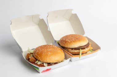 Londra, Birleşik Krallık, 12 Kasım 2024: - McDonalds Sebze Delüks ve Big Mac manzarası, beyaz arka planda
