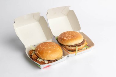 Londra, Birleşik Krallık, 12 Kasım 2024: - McDonalds Sebze Delüks ve Big Mac manzarası, beyaz arka planda