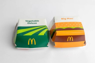 Londra, Birleşik Krallık, 12 Kasım 2024: - McDonalds Sebze Delüks ve Big Mac manzarası, beyaz arka planda