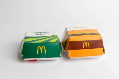 Londra, Birleşik Krallık, 12 Kasım 2024: - McDonalds Sebze Delüks ve Big Mac manzarası, beyaz arka planda