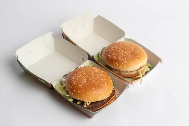 Londra, Birleşik Krallık, 12 Kasım 2024 McDonalds McPlant ve Big Mac 'in beyaz arka planda görüntüsü