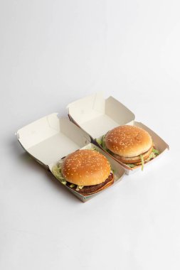 Londra, Birleşik Krallık, 12 Kasım 2024 McDonalds McPlant ve Big Mac 'in beyaz arka planda görüntüsü