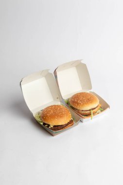 Londra, Birleşik Krallık, 12 Kasım 2024 McDonalds McPlant ve Big Mac 'in beyaz arka planda görüntüsü