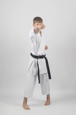 15 yaşında, erkek, karate, siyah bel, Sanchin duruşu, arka yumruk, stüdyo çekimi, beyaz arka plan.