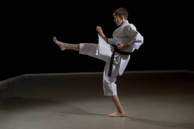 15 yaşında, erkek, karate kara kuşağı olan, siyah bir arkaplana karşı çekim yapan kata Seipai.