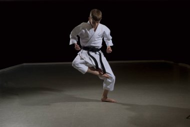15 yaşında, erkek, karate kara kuşağı olan, siyah bir arkaplana karşı çekim yapan kata Seipai.