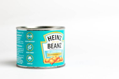 Londra, Birleşik Krallık 25 Şubat 2025: - Eklenmemiş Şekersiz Küçük bir kutu Heinz Kuru Fasulye. Beyaz Geçmişe Karşı Stüdyo Çekimi