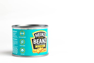Londra, Birleşik Krallık 25 Şubat 2025 Heinz Fırınlanmış Fasulye Küçük Tenekesi. Beyaz Geçmişe Karşı Stüdyo Çekimi