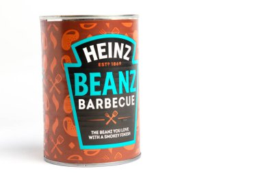 Londra, Birleşik Krallık 25 Şubat 2025 Heinz Fırınlanmış Fasulye ve Barbekü. Beyaz Geçmişe Karşı Stüdyo Çekimi