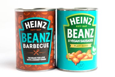 Londra, Birleşik Krallık 25 Şubat 2025 - Izgara ve Vegan Sosisli Heinz Fırınlanmış Fasulye konserveleri. Beyaz Geçmişe Karşı Stüdyo Çekimi