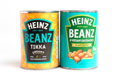 Londra, Birleşik Krallık 25 Şubat 2025 - Heinz Fırınlanmış Fasulye konserveleri vegan sosisleri ve Tikka. Beyaz Geçmişe Karşı Stüdyo Çekimi